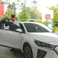 Menteri Perhubungan (Menhub) Budi Karya Sumadi menjajal langsung dengan mengendarai mobil listrik berwarna putih bernomor polisi RI 35. (Dok Kemenhub)