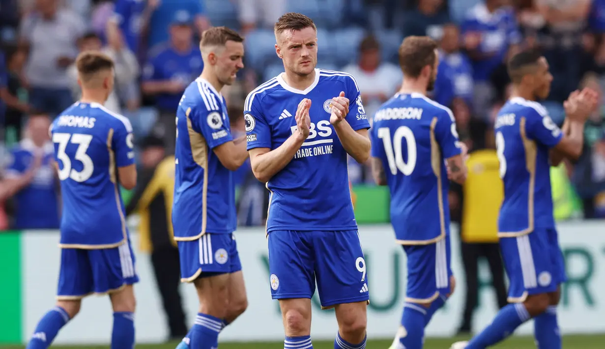 Ekspresi pemain Leicester City, Jamie Vardy, setelah laga melawan West Ham United pada laga Liga Inggris di Stadion King Power, Minggu (28/5/2023). The Foxes resmi degradasi setelah mengakhiri musim di urutan 18 klasemen akhir dengan 34 poin. (AFP/Darren Staples)