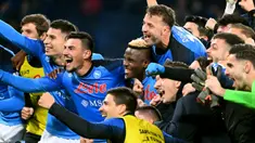 Pekan ke-18 Liga Italia 2022/2023 dibuka dengan kemenangan sensasional Napoli atas Juventus dengan skor telak 5-1 di Diego Armando Maradona Stadium, Naples, Sabtu (14/1/2023) dini hari WIB. Victor Osimhen menjadi bintang kemenangan Napoli dengan mencetak dua gol ke gawang Wojciech Szczesny. Dengan tambahan tiga poin, Napoli makin mengukuhkan posisinya di puncak klasemen sementara dengan raihan 47 poin, unggul 10 angka dari AC Milan dan Juventus di peringkat kedua dan ketiga. (AFP/Alberto Pizzoli)