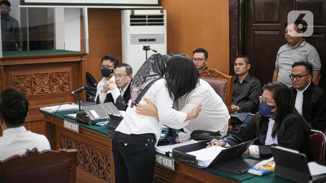 Susi peluk Putri dan cium tangan Sambo sebelum jalanin sidang lanjutan sebagai saksi