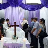 Yang membuat pihak keluarga terkejut lantaran musisi senior itu ditemukan dalam keadaan kejang-kejang di rumah. Setelah dibawa ke rumah sakit, nyawanya sudah tidak bisa ditolong lagi. (Nurwahyunan/Bintang.com)