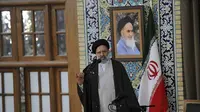 Ebrahim Raisi merupakan seorang ulama konservatif yang dikenal dekat dengan Pemimpin Tertinggi Ayatollah Ali Khamenei (AP/Office of the Iranian Supreme Leader)