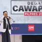 Cawapres nomor urut 01 K.H. Ma'ruf Amin menunjukkan KIP Kuliah, Kartu Sembako Murah dan Kartu Prakerja saat menyampaikan visi dalam debat cawapres 2019 di Hotel Sultan, Jakarta, Minggu (17/3). (Liputan6.com/Johan Tallo)