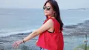 Rina Diana menikmati pemandangan pantai dengan gaya yang trendi. Selain baju warna merah, ia juga memakai kacamata hitam. Memesonanya aktris hits FTV ini selalu berhasil membuat publik terkesima dengan gaya penampilannya. (Liputan6.com/IG/@rinadiana_8)