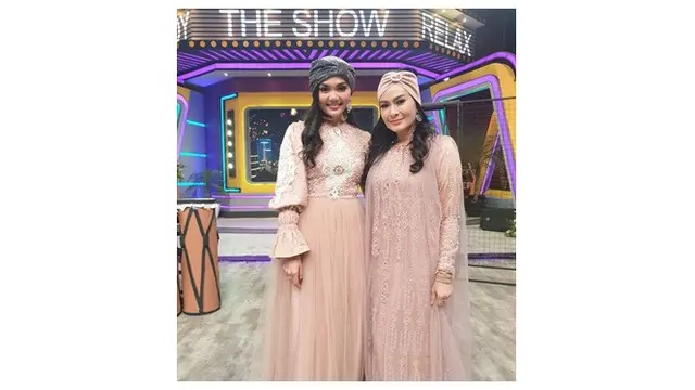 10 Potret Rina Nose Tirukan Gaya Artis Lain, Banjir Pujian Netizen