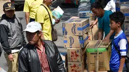 Warga korban gemba saat mendapatkan bantuan berupa paket sembako, obat-obatan, perlengkapan bayi hingga air kemasan di wilayah Lombok Utara, NTB (21/8). Bantuan OT Peduli bertujuan untuk meringankan warga korban gempa. (Liputan6.com/HO/Iwan)