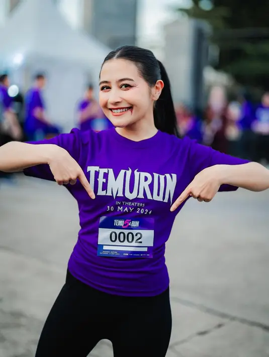 Namun, yang jadi perhatian netizen lainnya ialah penampilan Prilly saat ikut dalam event lari. Pasalnya, dirinya terlihat memakai riasan bertema horor pada bagian mata dan mulut. (Liputan6.com/IG/@prillylatuconsina96)