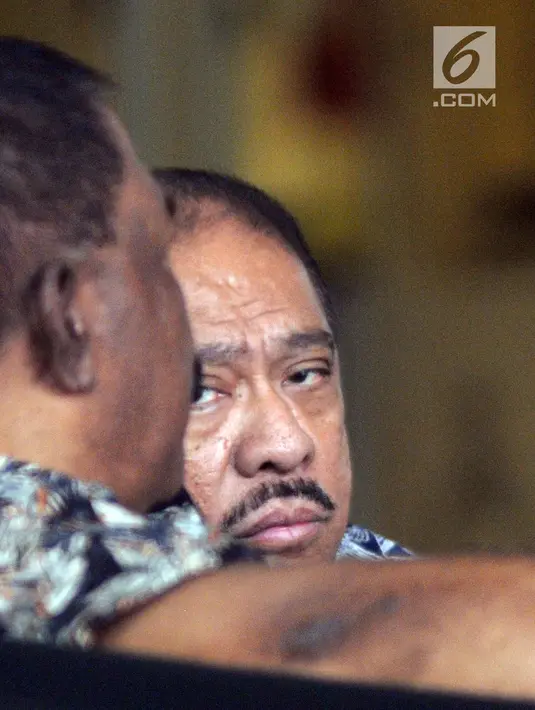 Mantan Ketua Banggar DPR Melchias Marcus Mekeng berbincang saat menunggu untuk menjalani pemeriksaan penyidik di Gedung KPK, Jakarta, Senin (24/6/2019). Mekeng diperiksa sebagai saksi untuk tersangka Markus Nari dalam kasus dugaan korupsi proyek e-KTP. (merdeka.com/Dwi Narwoko)