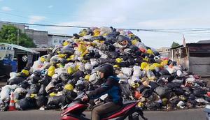 Penampakan sampah yang sudah menggunung di salah satu jalanan Kota Bandung. (Liputan6.com/ Arya Prakasa)