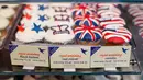 Cupcakes edisi khusus untuk menghormati pernikahan Pangeran Harry dan Meghan Markle di Hummingbird Bakery, London, 11 Mei 2018. Pernikahan Harry dan Meghan akan digelar 19 Mei mendatang di Kapel St. George, Istana Windsor. (AFP/Tolga AKMEN)