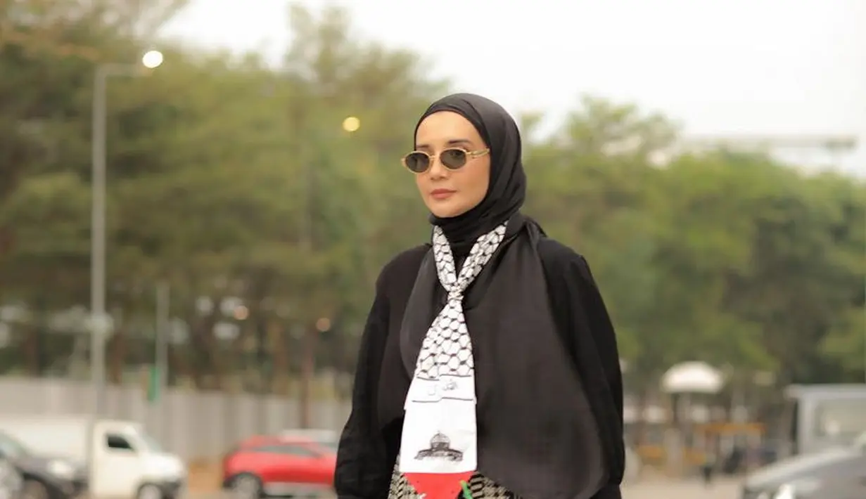 <p>Atasan tersebut dipadukan dengan rok panjang motif kotak-kotak. Shireen juga tampil dengan sepatu berhak warna putih gading. [@zaskiasungkar15]</p>