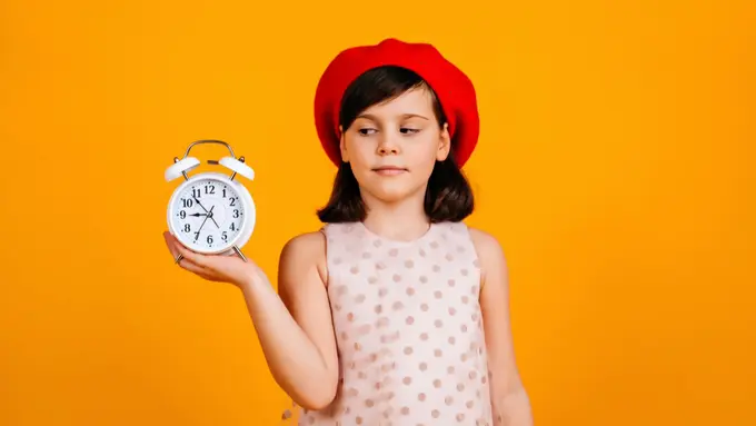 6 Cara Mengajarkan Anak Menghargai Waktu Sejak Dini (Foto dok : Freepik/lookstudio)