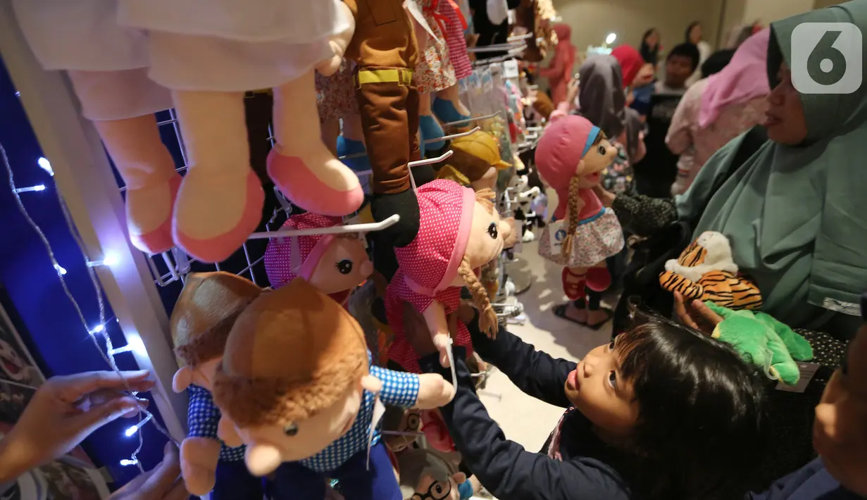 Anak-anak memilih boneka pada Festival Dongeng Internasional Indonesia, Museum Nasional Jakarta, Minggu (3/11/2019). Festival dongeng terbesar di Indonesia yang bertujuan untuk melestarikan tradisi bercerita pada masyarakat mengusung tema Kisah Para Pahlawan. (Liputan6.com/Fery Pradolo)