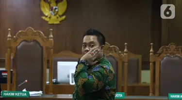 Asisten pribadi mantan Menpora Imam Nahrawi, Miftahul Ulum usai sidang dakwaan di Pengadilan Tipikor Jakarta, Kamis (30/1/2020). Miftahul didakwa menjadi perantara suap Rp 11,5 miliar dari mantan Sekjen KONI Ending Fuad Hamidy dan mantan Bendahara KONI Johnny E Awuy. (Liputan6.com/Angga Yuniar)