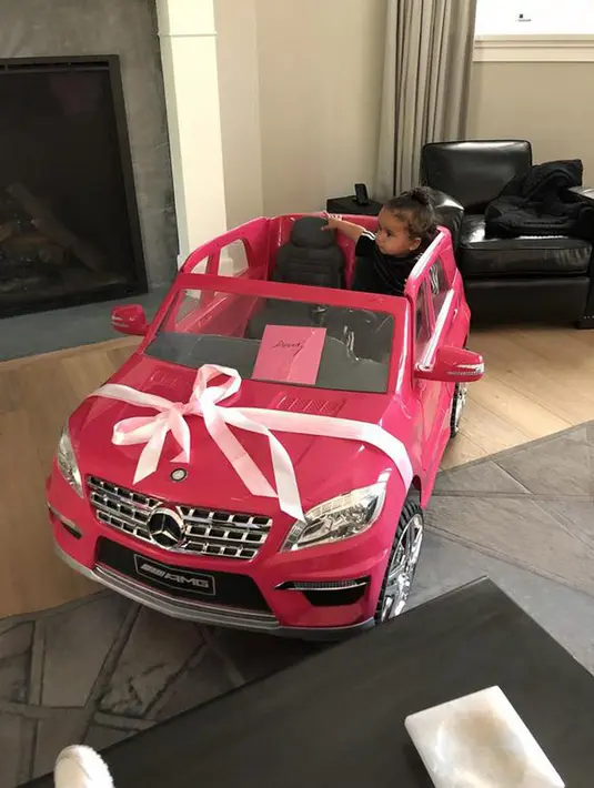 Di foto tersebut, Dream sedang duduk di bangku dalam mobil mainan itu. Dan di unggahannya itu Rob pun menyertakan tulisan yang memperlihatkan bahwa buah hatinya terlihat bahagia bersama mobil barunya. (Twitter/rob kardaashian)