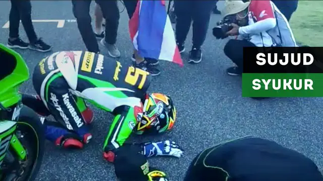 Pebalap asal Malaysia, Azlan Shah Kamaruzaman melakukan sujud syukur setelah menjuarai ARRC 2017 kelas supersport 600.