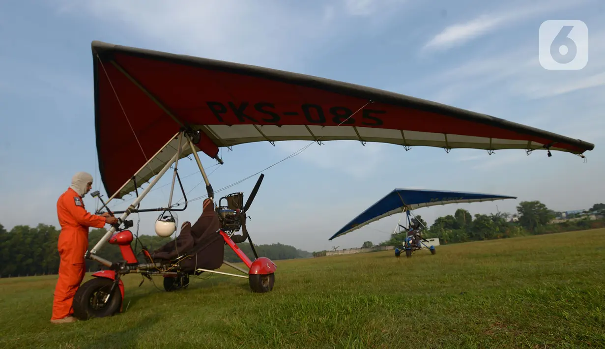 Anggota Federasi Aero Sport Indonesia (FASI) bersiap menerbangkan pesawat Microlight Trike yang membawa spanduk ucapan "Terima kasih tim medis" di kawasan RS darurat penanganan Covid-19 Wisma Atlet Kemayoran, Jakarta, Sabtu (20/6/2020). (merdeka.com/Iqbal S Nugroho)