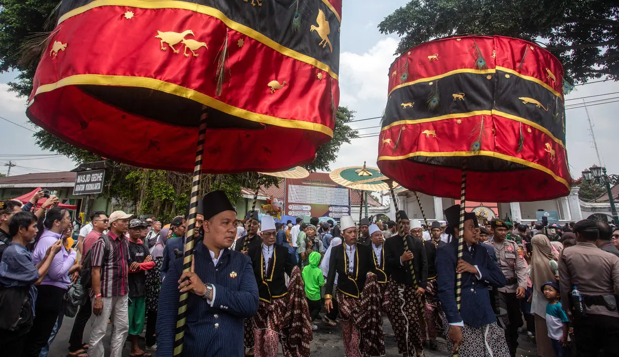Melalui simbol-simbol yang dihadirkan, tradisi ini mengajarkan nilai kebersamaan, berbagi rezeki, serta hubungan harmonis antara pemimpin dan rakyat. (DEVI RAHMAN/AFP)