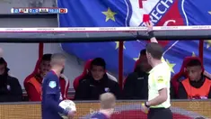 Pemain Utrecht, Luas Gortler mendapatkan kartu merah karena coba mengulur waktu. This video is presented by Ballball.