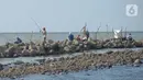 Warga mancing di tepi pantai pelabuhan kali Adem Muara Angke, Jakarta, Sabtu (18/4/2021). Bulan Ramadhan pada kesempatan ini walau di tengah masa pandemi Covid-19 warga yang memancing ikan sambil menunggu waktu berbuka puasa. (merdeka.com/Imam Buhori)