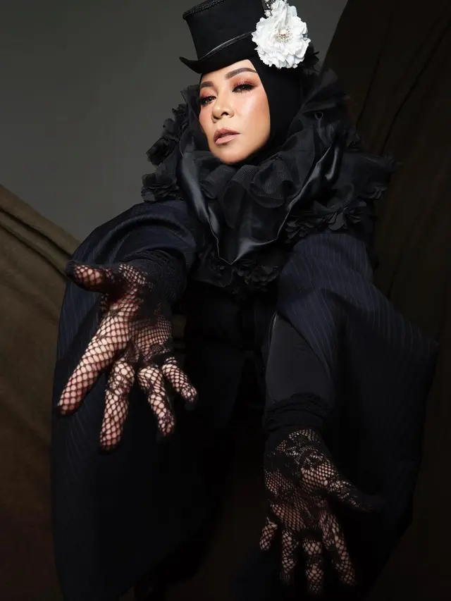 Makin Langsing, Ini 7 POtret Terbaru Melly Goeslaw yang Curi Perhatian