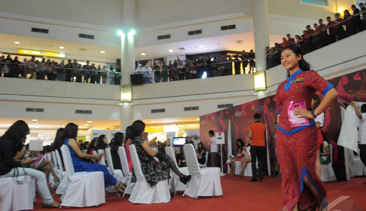 Seorang peserta Miss Celebrity 2014 sedang berlenggak-lenggok menjadi seorang model di audisi Miss Celebrity   2014, Makassar (8/9/2014) (Liputan6.com/Herman Zakharia)