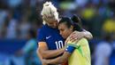Kapten Amerika Serikat, Lindsey Horan (kiri) memberikan pelukan untuk kapten Brasil, Marta setelah laga final Olimpiade Paris 2024 yang berlangsung di Parc des Princes, Paris Prancis, Sabtu (10/08/2024) waktu setempat. (AFP/Jonathan Nackstrand)