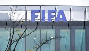 Logo FIFA dari markas besarnya di Zurich, Swiss. Foto diambil pada 20 Oktober 2010 jelang biding Piala Dunia 2018 dan 2022.AFP PHOTO/SEBASTIAN DERUNGS
