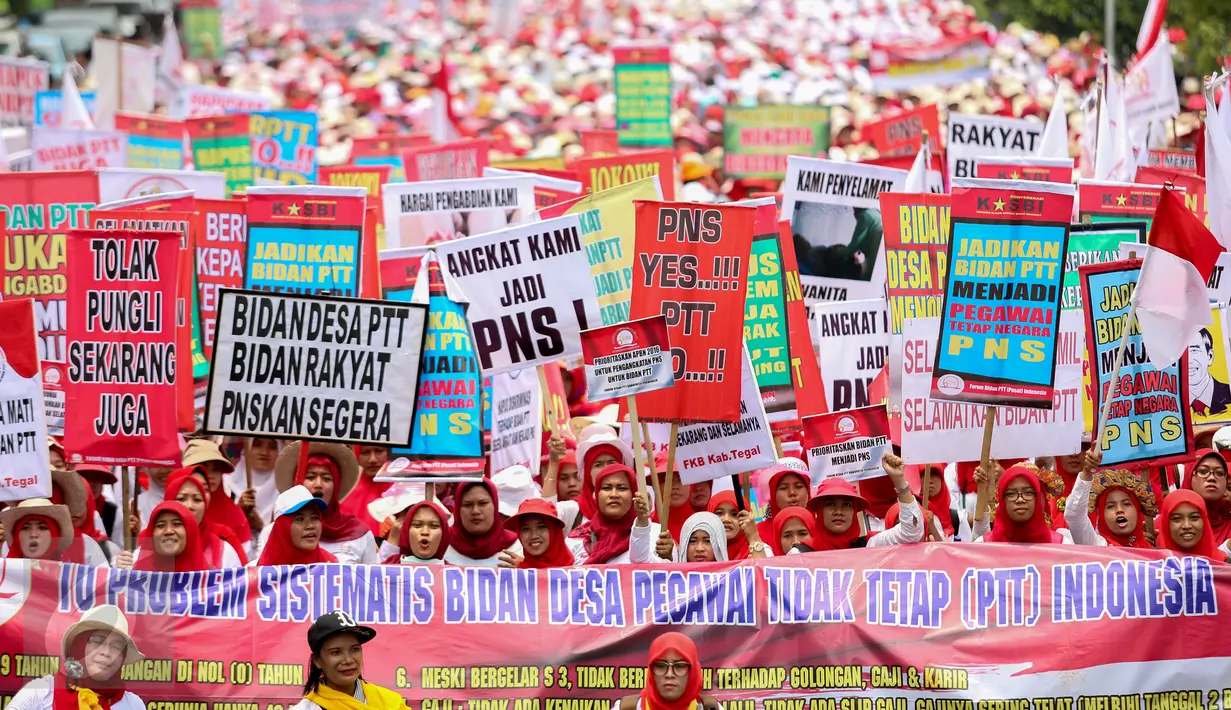 Ribuan bidan dari berbagai daerah berunjuk rasa di depan Istana Merdeka, Jakarta, Senin (28/9/2015). Dalam aksinya, mereka menuntut pengangkatan status kepegawaian menjadi pegawai negeri sipil (PNS). (Lipuutan6.com/Faizal Fanani)