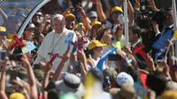 Ratusan warga menyambut Paus Fransiskus saat mengunjungi Gereja Maipu di Santiago, Chili (18/1). Paus Fransiskus mengunjungi Gereja tersebut untuk bertemu dengan pemuda-pemuda di wiliyah Chili. (AP Photo / Natacha Pisarenko)