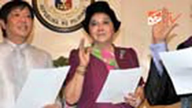 Mantan Ibu Negara Filipina Imelda Marcos mengucapkan sumpah sebagai anggota Kongres wilayah Batac Ilocos. Ia memperoleh kursi di pemungutan suara sebulan lalu.