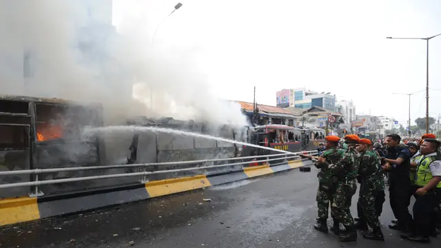 Bus Polisi Terbakar di Dekat Fly Over Slipi
