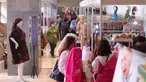 Suasana bazar Ramadhan Persatuan Istri Anggota di Lobby Nusantara III, Kompleks Parlemen MPR/DPR-DPD, Senayan, Jakarta, Selasa (19/4/2022). Bazar Ramadhan menampilkan berbagai produk UMKM binaan seperti Kaus, kebaya, batik, aksesoris, busana muslim hingga makanan kemasan. (Liputan6.com/Angga Yuniar)