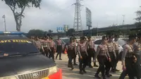 Petugas kepolisian tengah bersiap menuju RPTRA Kalijodo, Jakarta Utara. (Liputan6.com/Fachrur Rozie0