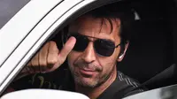 Kiper Juventus Gianluigi Buffon memberi isyarat dari dalam mobilnya saat tiba untuk menghadiri latihan di Continassa, Turin, Italia, Selasa (19/5/2020). Pemain Juventus kembali berlatih di tengah pandemi virus corona COVID-19. (Marco Bertorello/AFP)