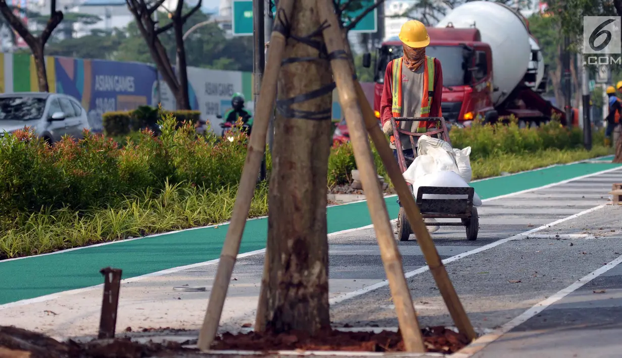 Pekerja melakukan pengerjaan tahap akhir renovasi trotoar di sekitar Jalan Gerbang Pemuda, Senayan, Jakarta, Selasa (29/5). Penataan trotoar menjadi prioritasmengingat Asian Games tinggal beberapa bulan ke depan. (Liputan6.com/Helmi Fithriansyah)