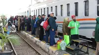 Para penumpang bersiap naik kereta api di Staisun Jember pada angkutan Nataru 2024 (Istimewa)
