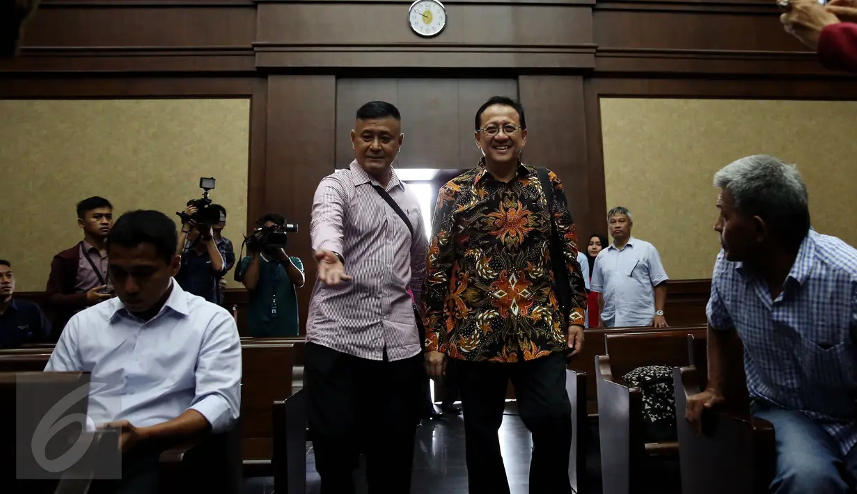 Mantan Ketua DPD Irman Gusman memasuki ruang sidang di Pengadilan Tipikor Jakarta, Selasa (8/11). Irman Gusman menghadapi dakwaan jaksa dalam kasus dugaan suap kuota gula impor di wilayah Sumatera Barat. (Liputan6.com/Johan Tallo)