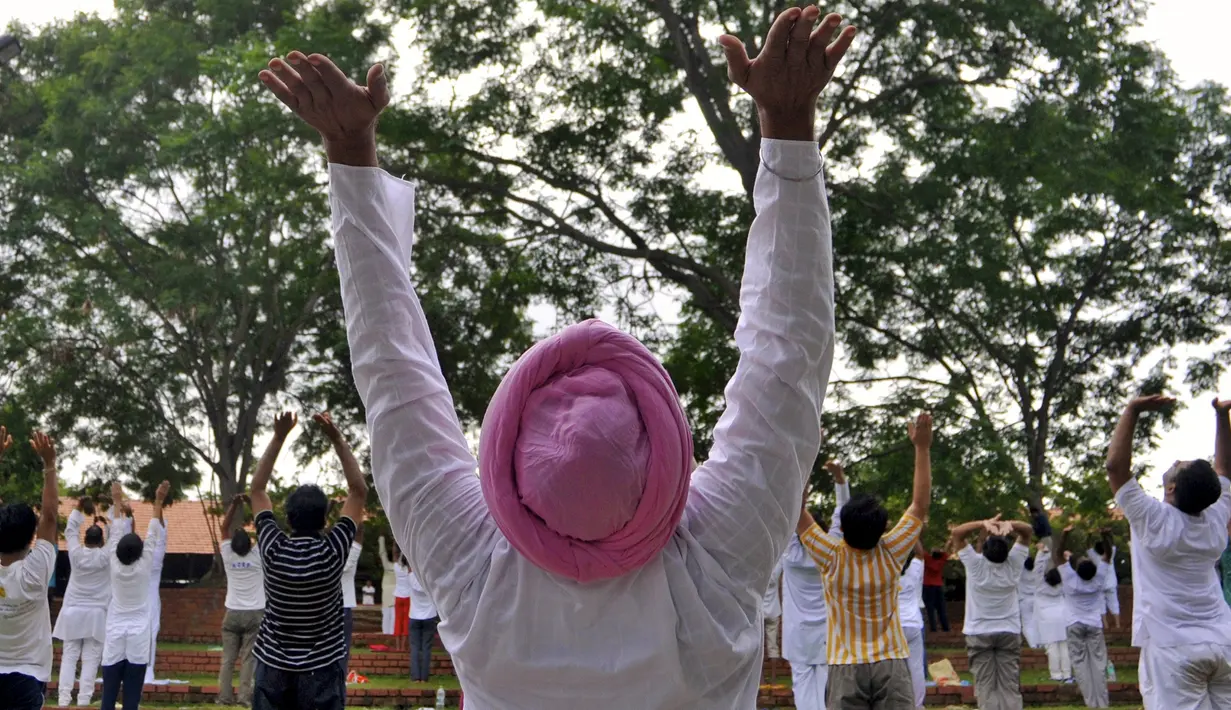 Sejumlah orang melakukan "Surya Namaskar"  selama sesi yoga menjelang Hari Yoga Dunia, di Art of Living ashram di Bengaluru, India, Sabtu (13/5/2015). Hari Yoga Dunia dirayakan pada 21 Juni. (REUTERS/Abhishek N. Chinnappa)