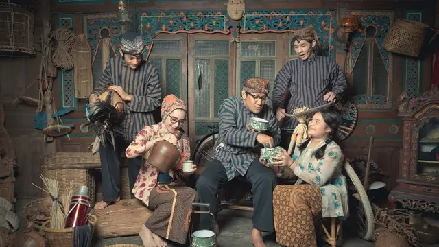 Foto keluarga Andre Taulany dengan gaya Jawa di Yogyakarta