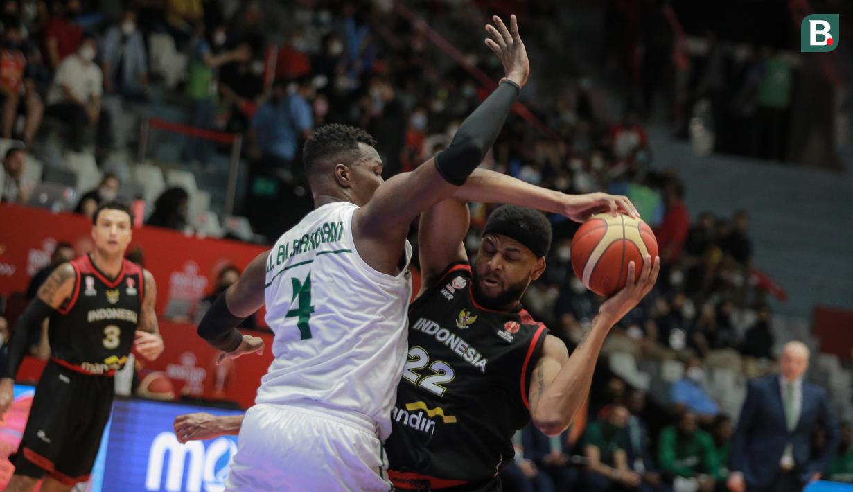 Pebasket Indonesia, Marques Tarell Bolden (kanan) mendapatkan penjagaan dari pebasket Arab Saudi, Mohammed Almarwani saat matchday pertama Grup A FIBA Asia Cup 2022 antara Timnas Arab Saudi melawan Timnas Indonesia di Istora Senayan, Jakarta, Selasa (12/07/2022). (Bola.com/Bagaskara Lazuardi)