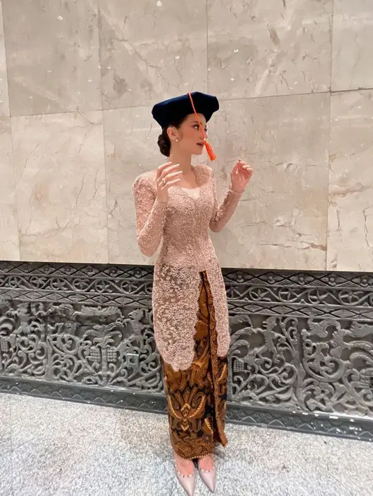 Kebaya panjang ini dipadu padankan dengan kain batik cokelat yang serasi. [Foto: Instagram/enzystoria]