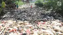 Suasana Sungai Kalibaru di Kampung Bambu Kuning, Bojong Baru, Bogor (12/9). Kurangnya kesadaran berbagai pihak akan kebersihan sungai menyebabkan Sungai yang merupakan anak Sungai Ciliwung dipenuhi tumpukan sampah rumah tangga. (Merdeka.com/Arie Basuki)