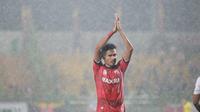 Penyerang Madura United, Haris Tuharea. (Bola.com/Permana Kusumadijaya)