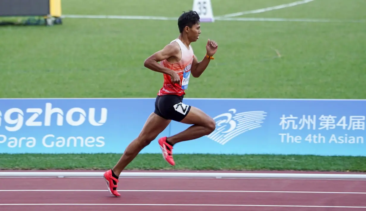 Atlet Indonesia, Saptoyogo Purnomo berlomba saat cabang olahraga Para Athletics Asian Para Games 2023 nomor Men's 400m-T37 yang berlangsung di Huanglong Sport Centre Stadium, Provinsi Zhejiang, China, Senin (23/10/2023). Ia mencatatkan waktu 54.80 detik. (NPC Indonesia)