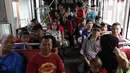 Sejumlah penumpang menjajal layanan bus Transjakarta koridor 13 rute Tendean-Ciledug, Jakarta, Minggu (13/8). Layanan gratis ini memberikan kesempatan kepada masyarakat yang ingin mengakses koridor 13. (Liputan6.com/Herman Zakharia)