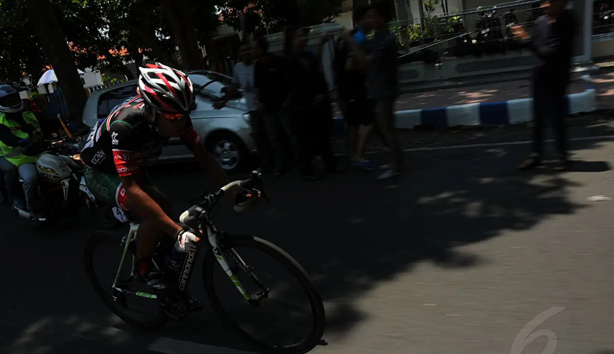 Salah satu pebalap terus mengayuh untuk menjadi yang tercepat di Stage I Tour De Banyuwangi Ijen di Banyuwangi Jawa Timur, (16/10/2014). (Liputan6.com/Helmi Fithriansyah)