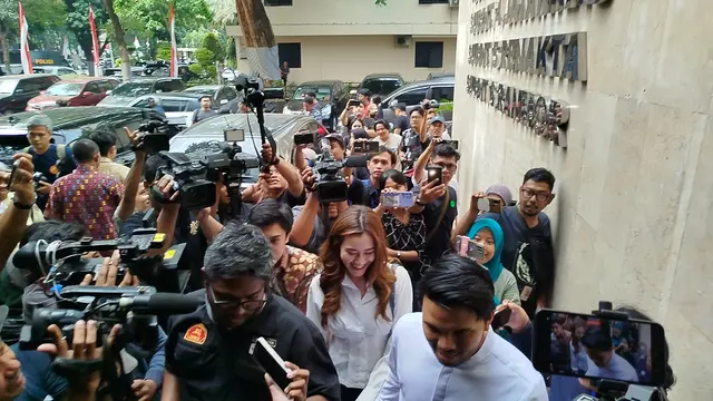 Aaliyah Massaid (22) dan Thariq Halilintar di Polda Metro Jaya, Jumat (30/8/2024).