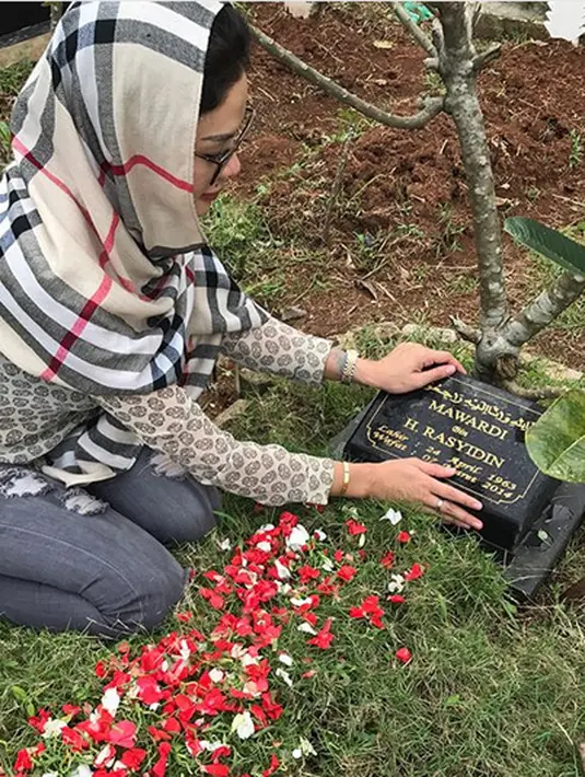Seperti diketahui, Nikita telah ditinggal oleh orangtuanya untuk selama-lamanya beberapa tahun silam.  (Instagram/nikitamirzanimawardi_17)