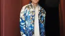 Deva Mahenra tampil full pattern dari atas sampai bawah saat hadiri gala premiere Ipar Adalah Maut. Suami Mikha Tambayong itu tampil memadukan outerwear motif floral print warna biru, dipadukan top putih, dan long pants motif plisket warna senada. [@devamahenra].
